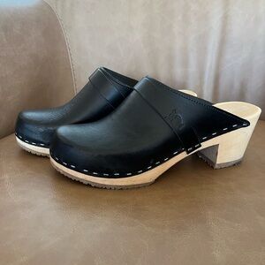 Sandgrens black leather clogs 38